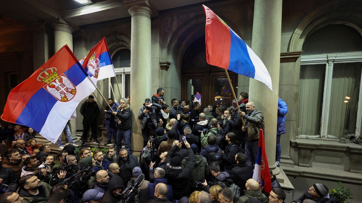 Stovky lidí se v Bělehradě snažily vtrhnout na radnici, policie použila slzný plyn